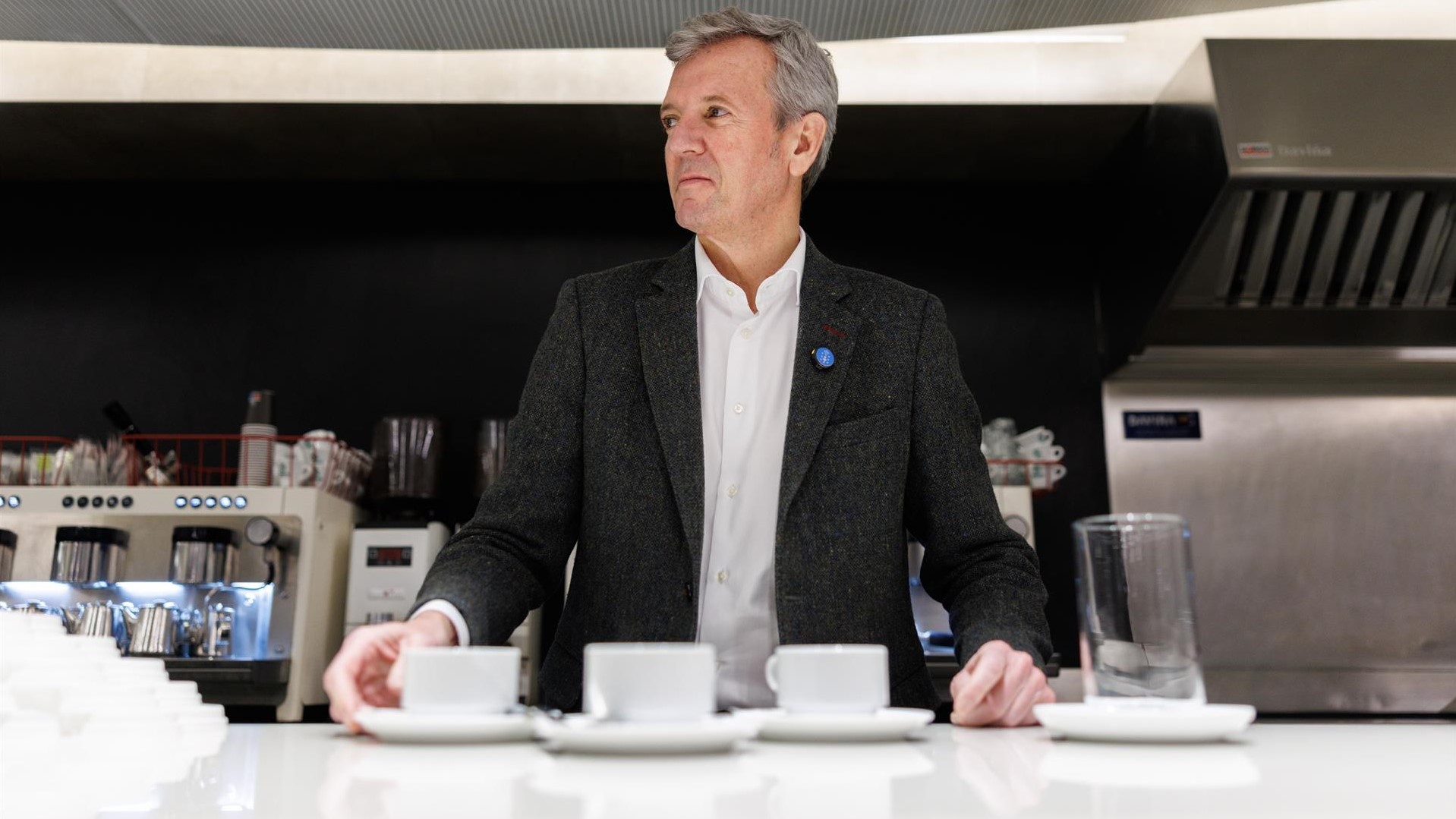 Alfonso Rueda durante a grabación dun vídeo institucional sobre a lei de protección da sáude persoas menores