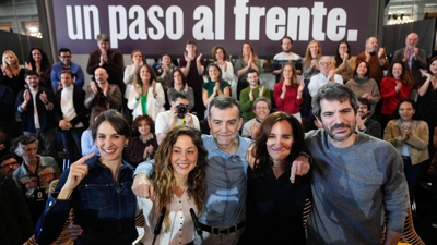 Os ministros Ernest Urtasun e Mónica García, acompañados da líder de Movemento Sumar, Lara Hernández, do líder de EU, Antonio Maíllo, e da portavoz de Más Madrid no Concello, Rita Maestre (EFE/ Borja Sánchez-Trillo)