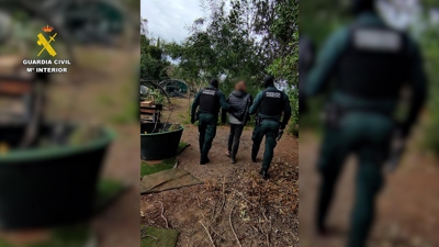 Momento da detención dos membros de Anonymus pola Garda Civil. Foto: Garda Civil
