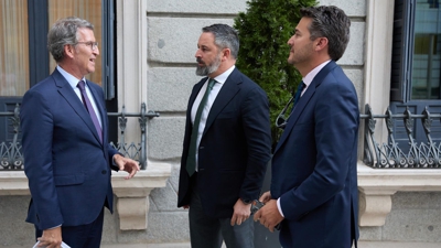 Feijóo conversa con Abascal, nunha imaxe de arquivo (Jesús Hellín-Europa Press-Arquivo)