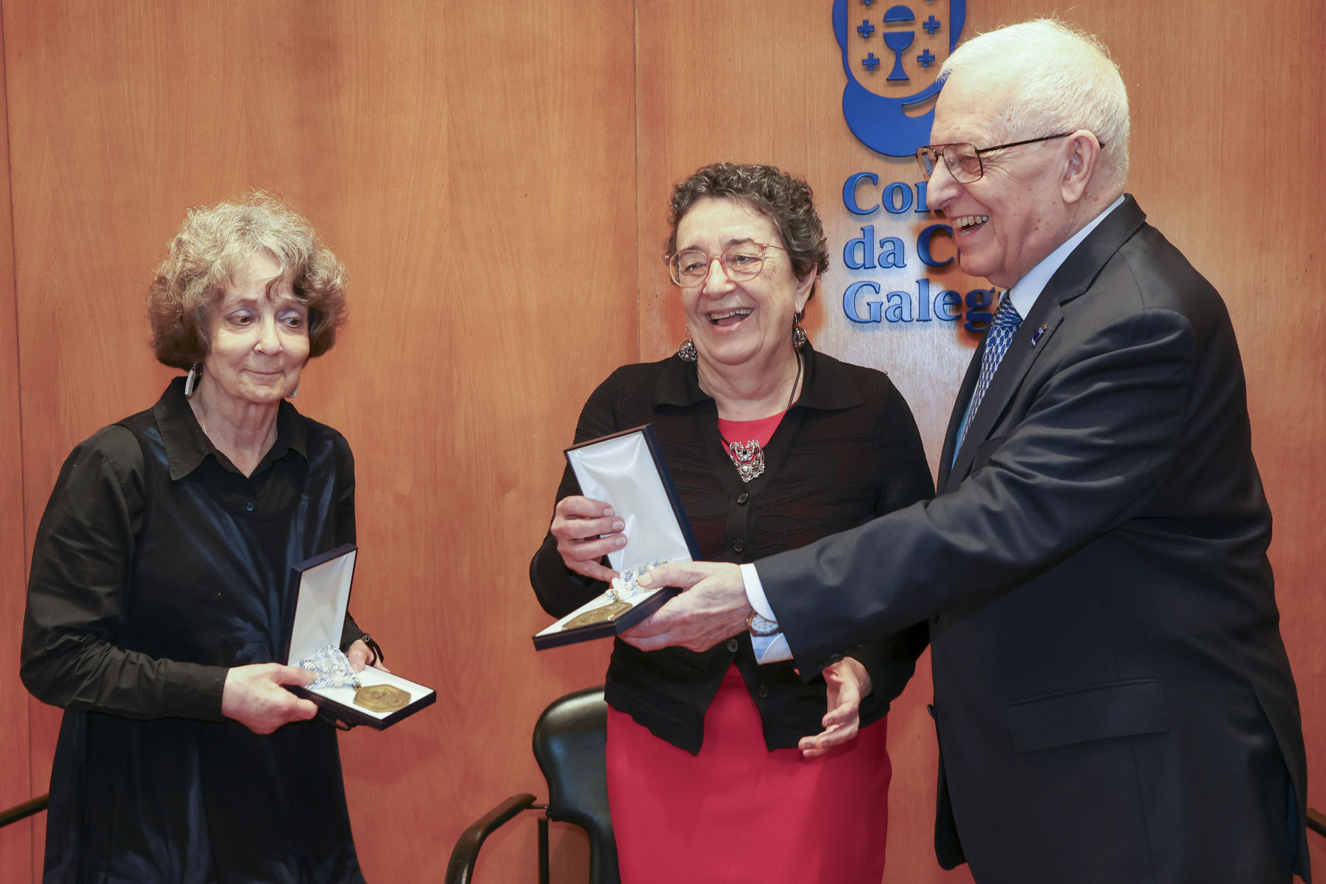 A presidente da do CCG, Rosario Álvarez, cos galardoados Kathleen March e Francisco Díaz-Fierros. EFE/Xoán Rey
