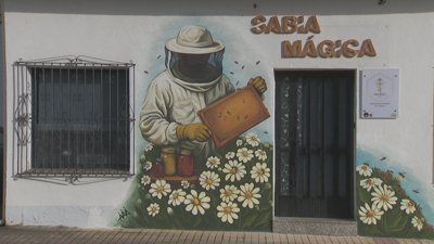 No seu obrador en Oímbra elaboran unha morea de produtos derivados do mel.