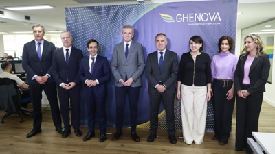 O presidente da Xunta, Alfonso Rueda e a conselleira de Economía María Jesús Lorenzana (3d) visitan as oficinas da empresa Ghenova en Ferrol, este martes. EFE/ Kiko Delgado