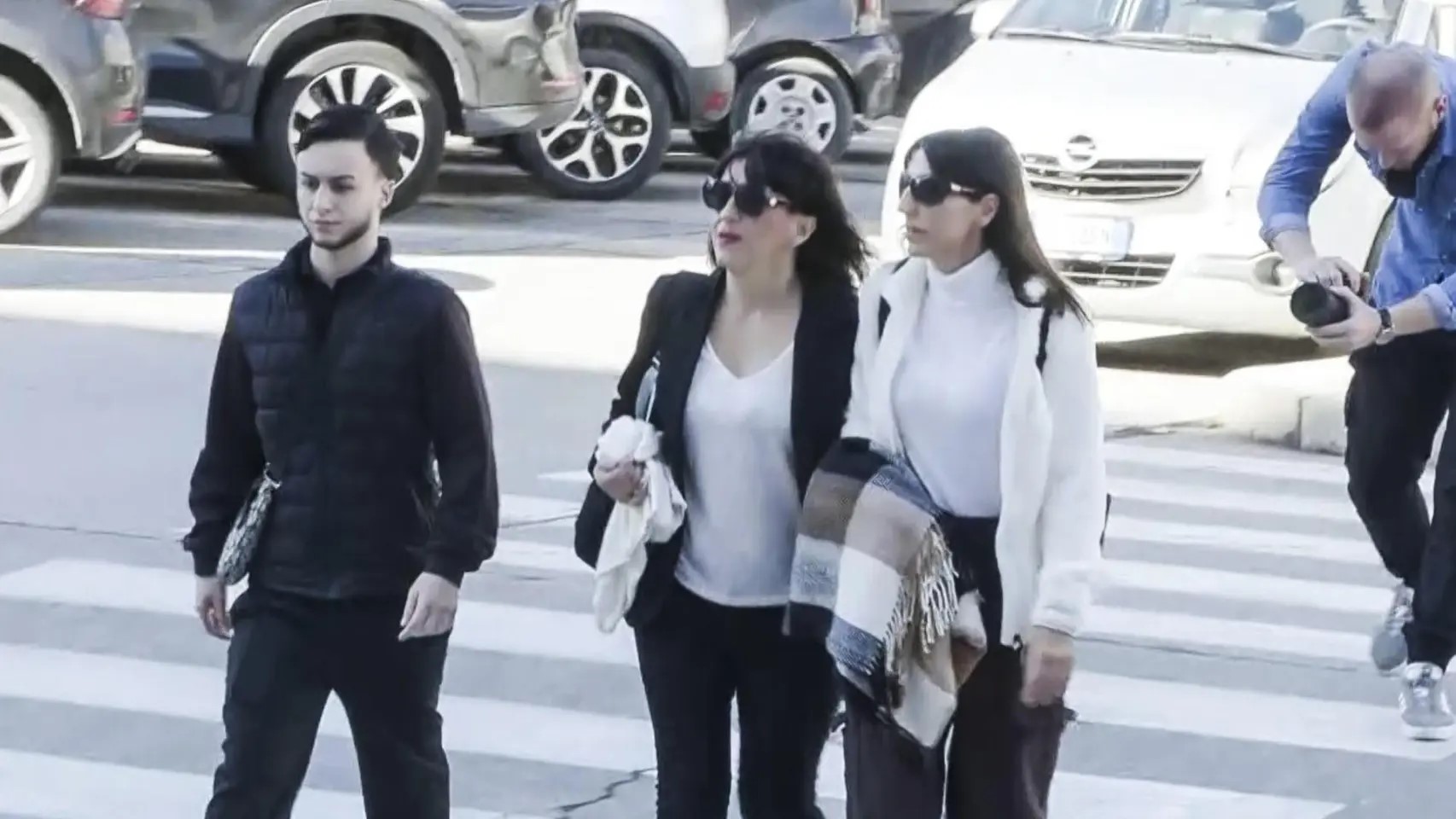 Juana Rivas e o seu fillo maior, á súa chegada este xoves os xulgados da localidade italiana de Cagliari (Efe)