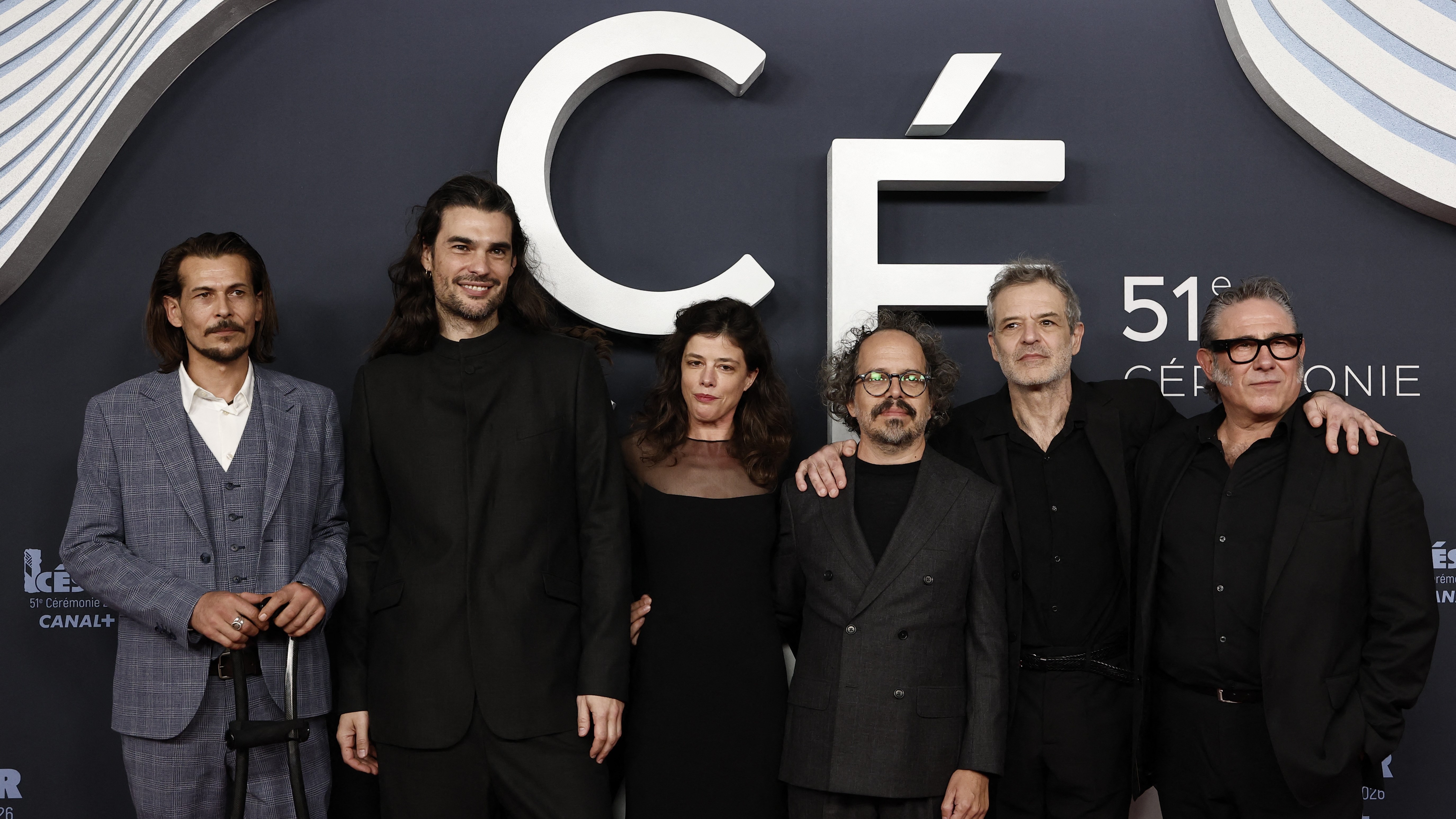 Óliver Laxe e o equipo de Sirat, este xoves en París (REUTERS/Benoit Tessier)