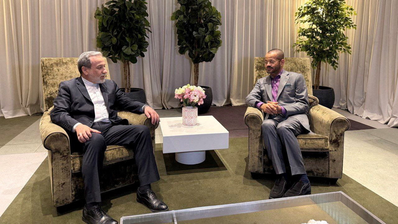 O ministro de Exteriores iraní reúnese co seu homólogo de Omán. REUTERS