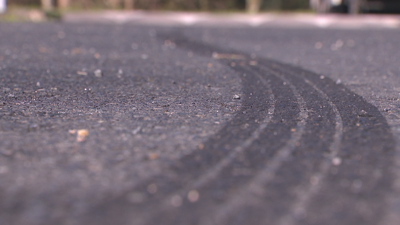 Marcas de freada no asfalto do polígono pontevedrés do Campiño