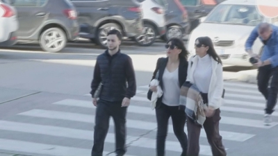 Juana Rivas e o seu fillo maior, a súa chegada este xoves os xulgados da localidade italiana de Cagliari (Efe)