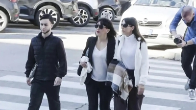 Juana Rivas e o seu fillo maior, á súa chegada este xoves os xulgados da localidade italiana de Cagliari (Efe)