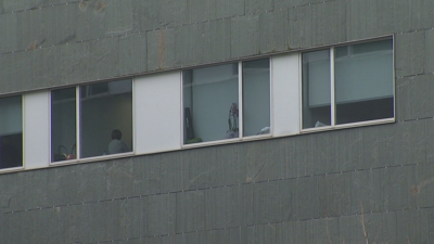 O paciente reside nun cuarto do hospital onde se alberga el só