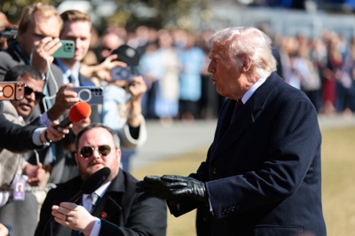 O presidente dos Estados Unidos fala coa prensa na Casa Branca antes de partir de viaxe a Texas. Reuters