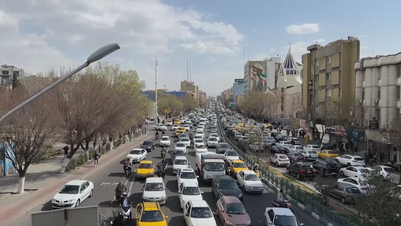 Caos de tráfico no centro de Teherán. REUTERS.