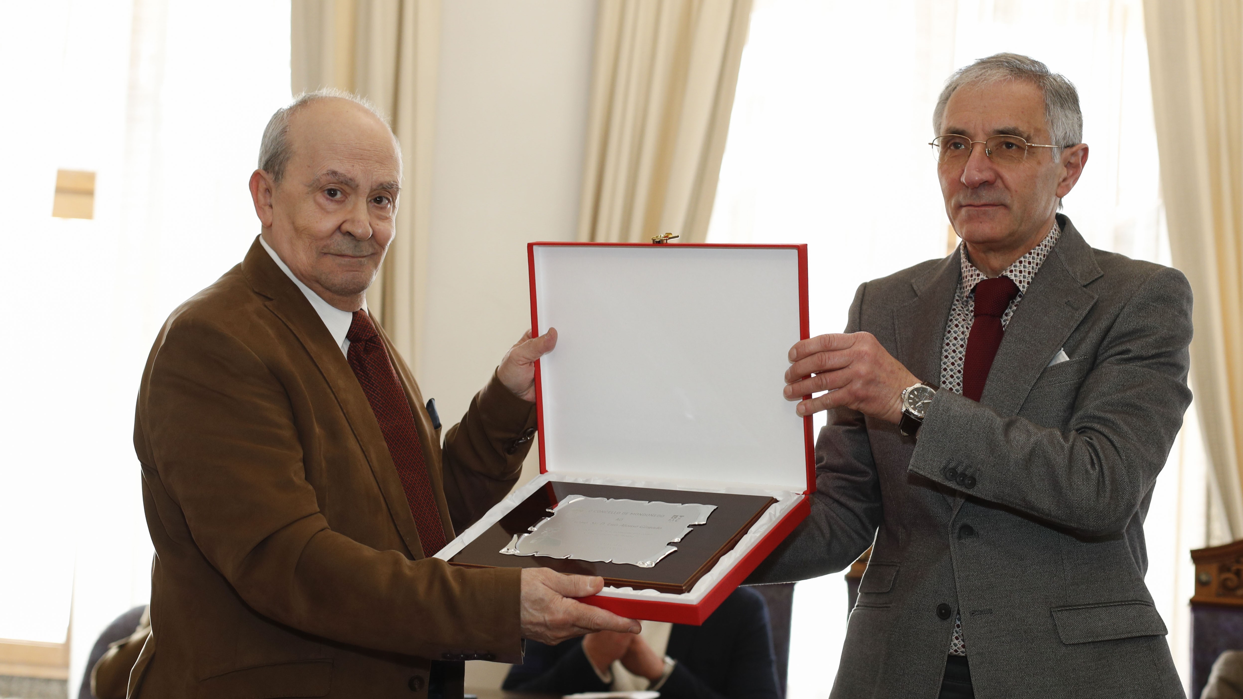 Luís Alonso Girgado recibe a distinción como Cunqueiriano de Honra de 2026. EFE/Eliseo Trigo