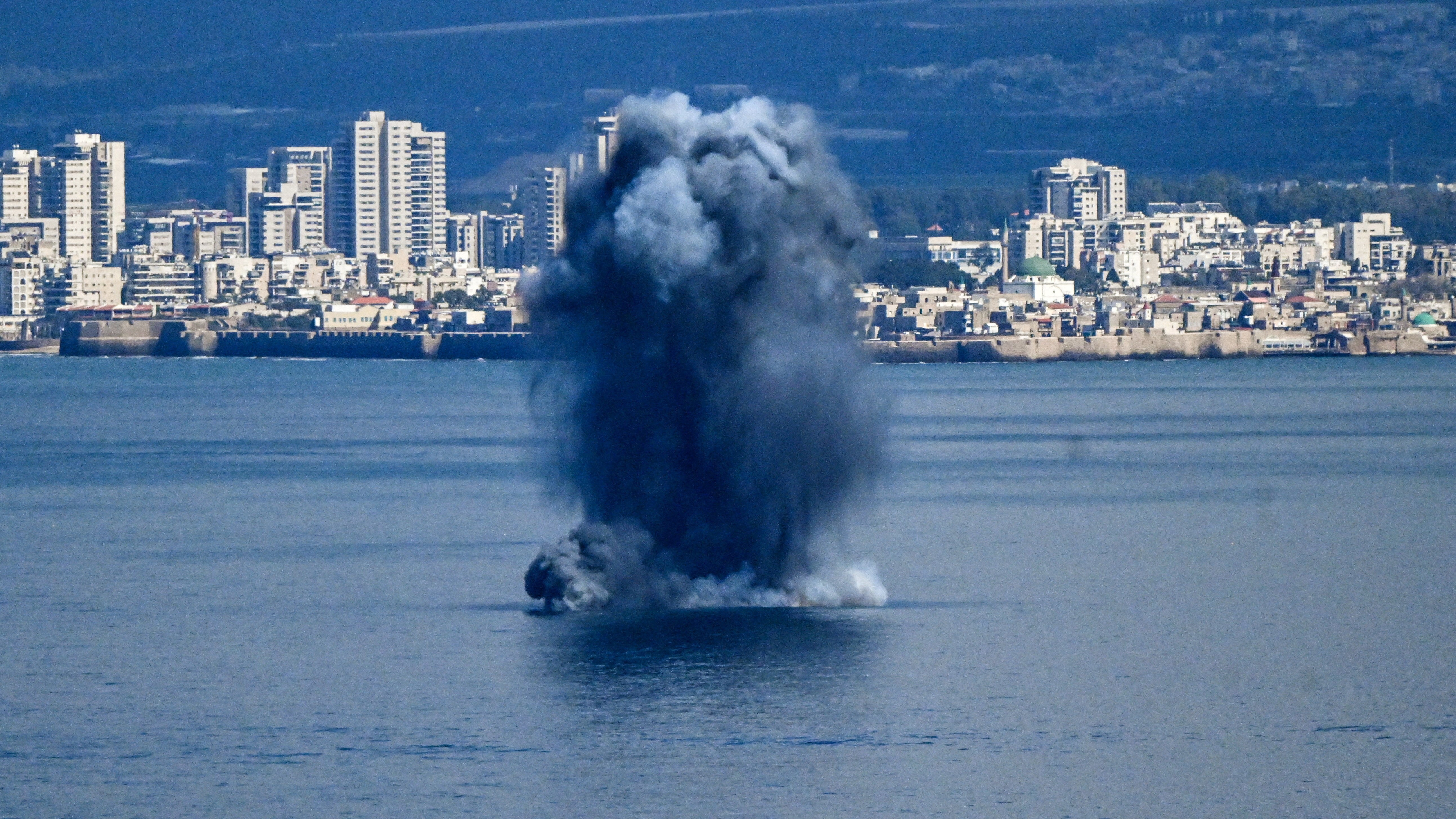 Explosión no mar dende Haifa, no norte de Israel. REUTERS/Rami Shlush.