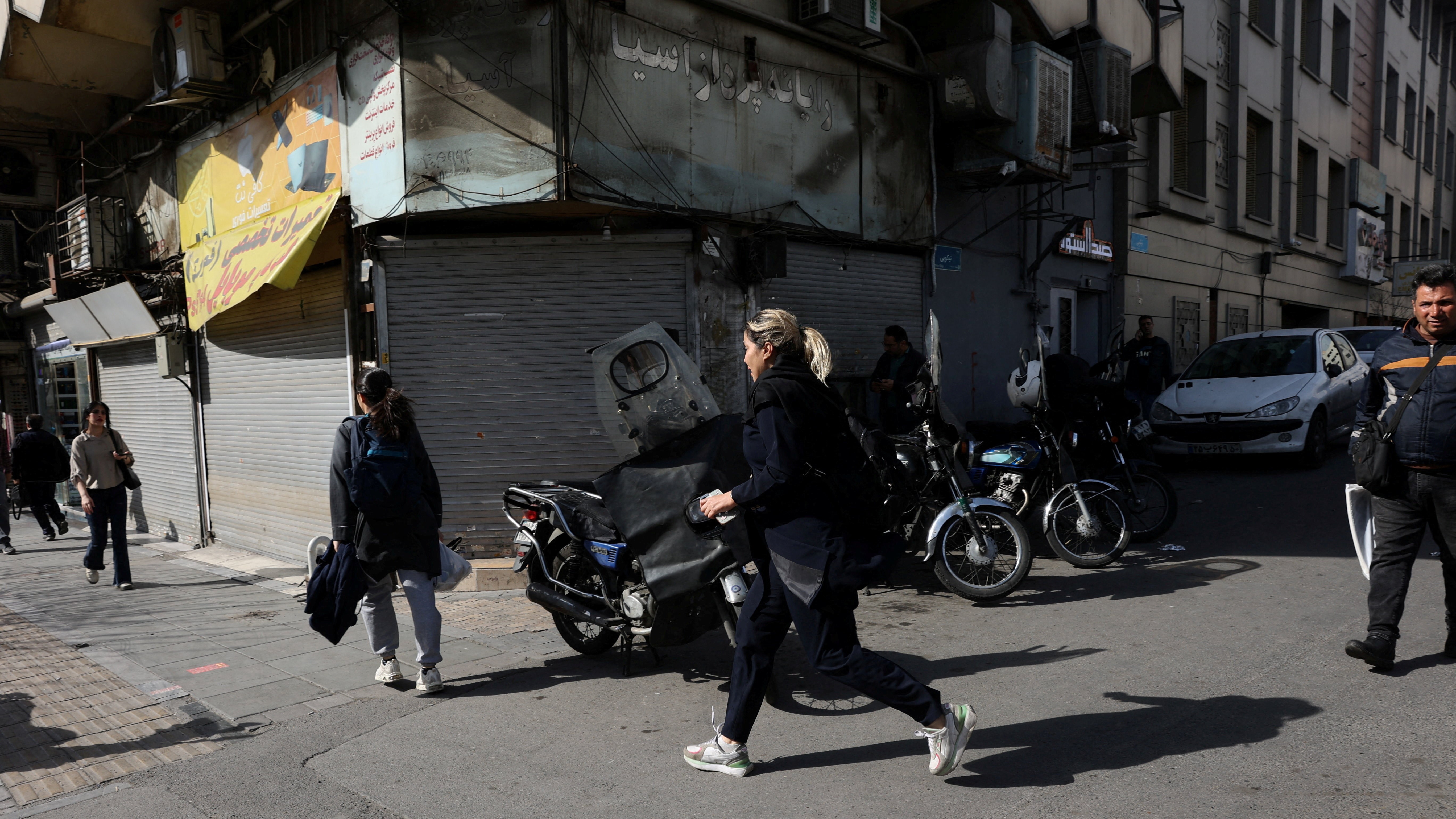 Xente corre a refuxiarse en Teherán. Majid Asgaripour/WANA vía REUTERS.