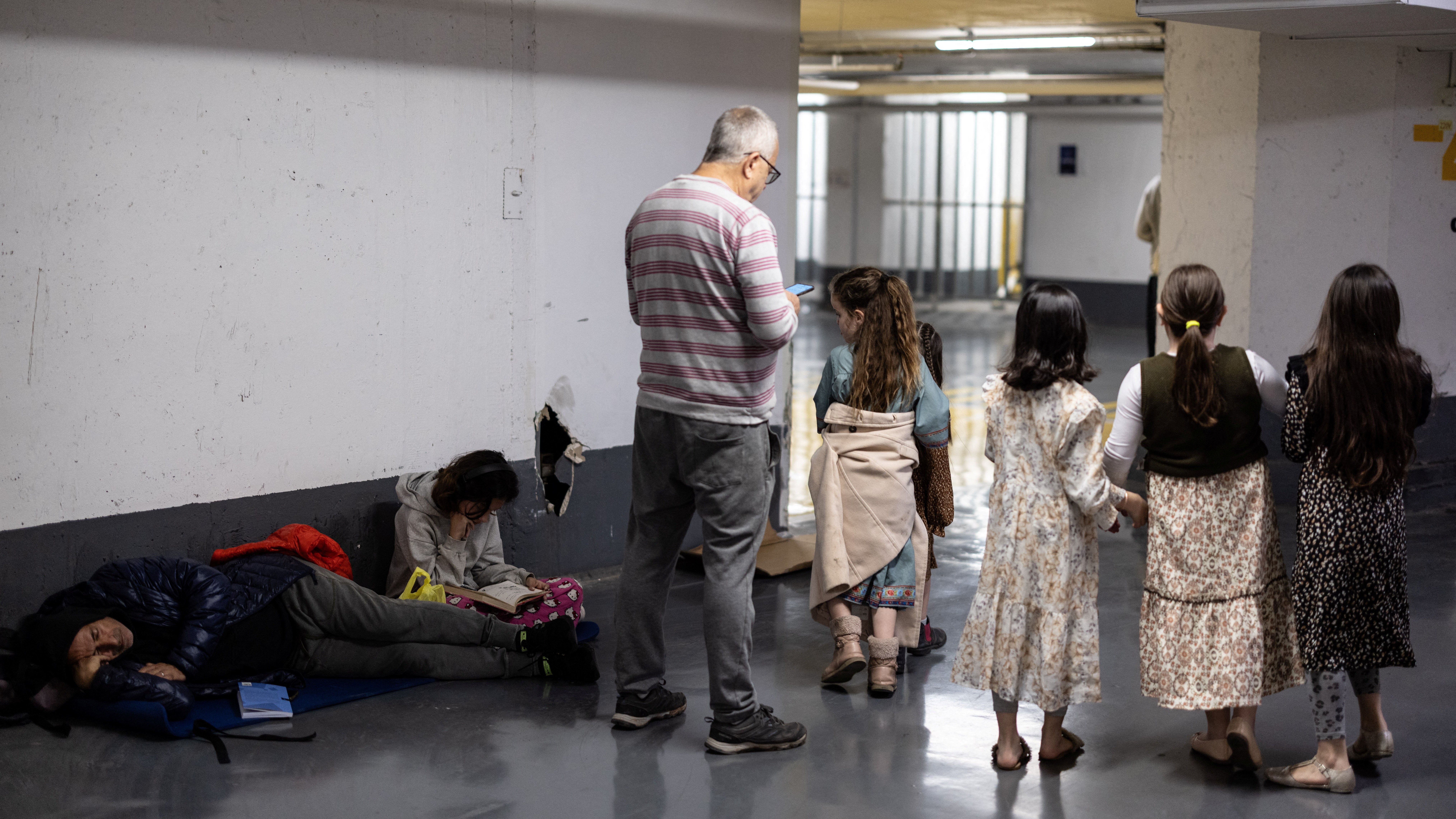 Xente refuxiada nun estacionamento en Tel Aviv. REUTERS/Itai Ron.