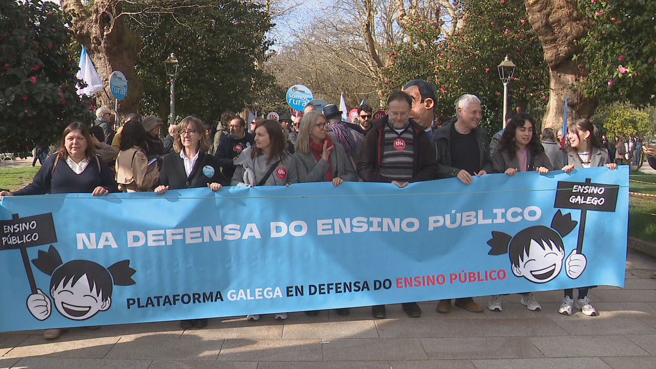 Manifestación en Santiago en defensa do ensino público