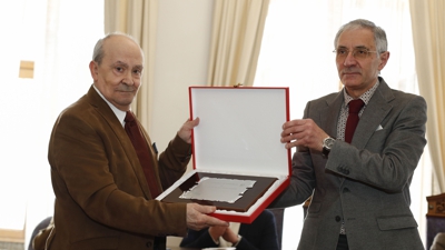 Luís Alonso Girgado recibe a distinción como Cunqueiriano de Honra de 2026. EFE/Eliseo Trigo