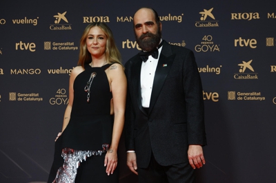 Os presentadores da Gala dos Goya, Luis Tosar e Rigoberta Bandini, este sábado á súa chegada ao Auditorio Forum CCIB de Barcelona. Foto: EFE/Quique García