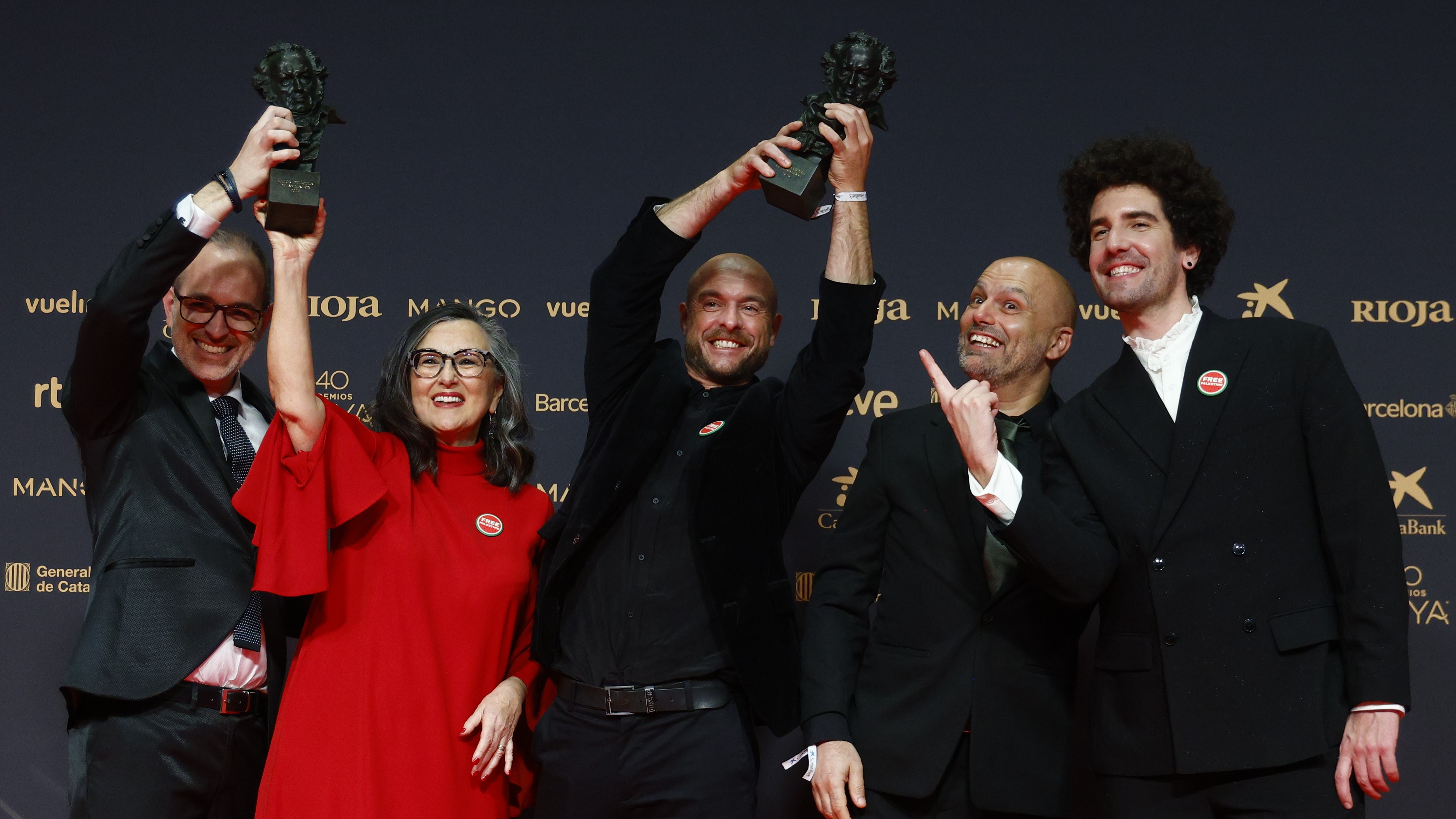 Alberto Vázquez e o seu equipo tras recibir o Goya. EFE/Quique García