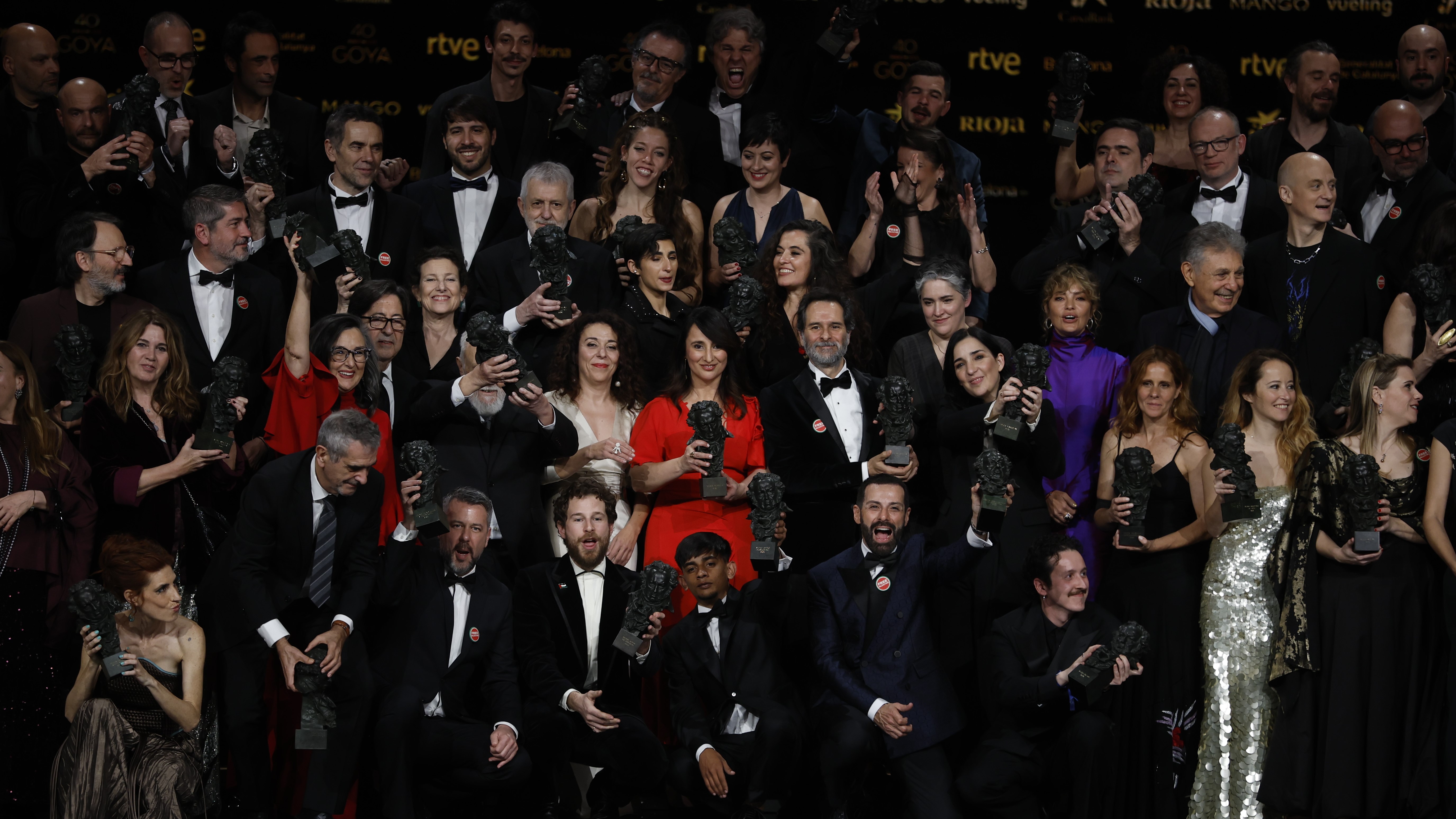 Foto de familia ao remate da gala. EFE/Alberto Estévez