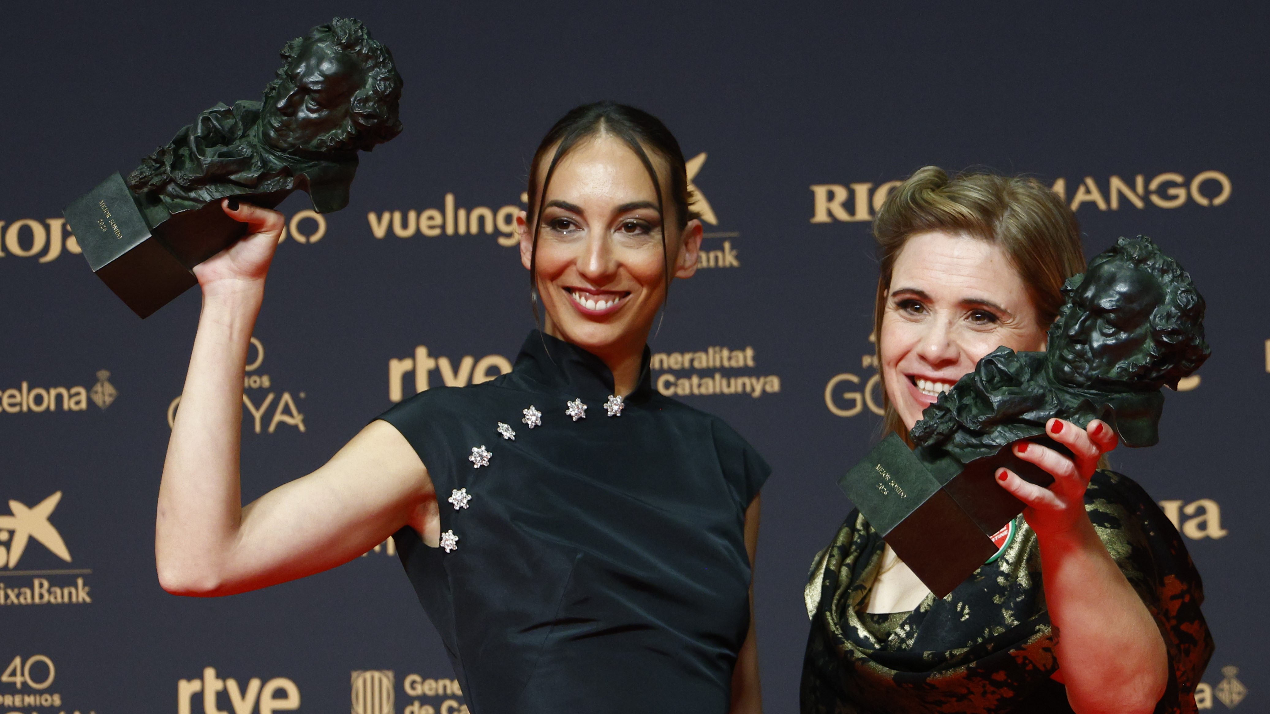 Laia Casanova e Yasmina Praderas posan co Goya a mellor son. EFE/Alberto Estévez