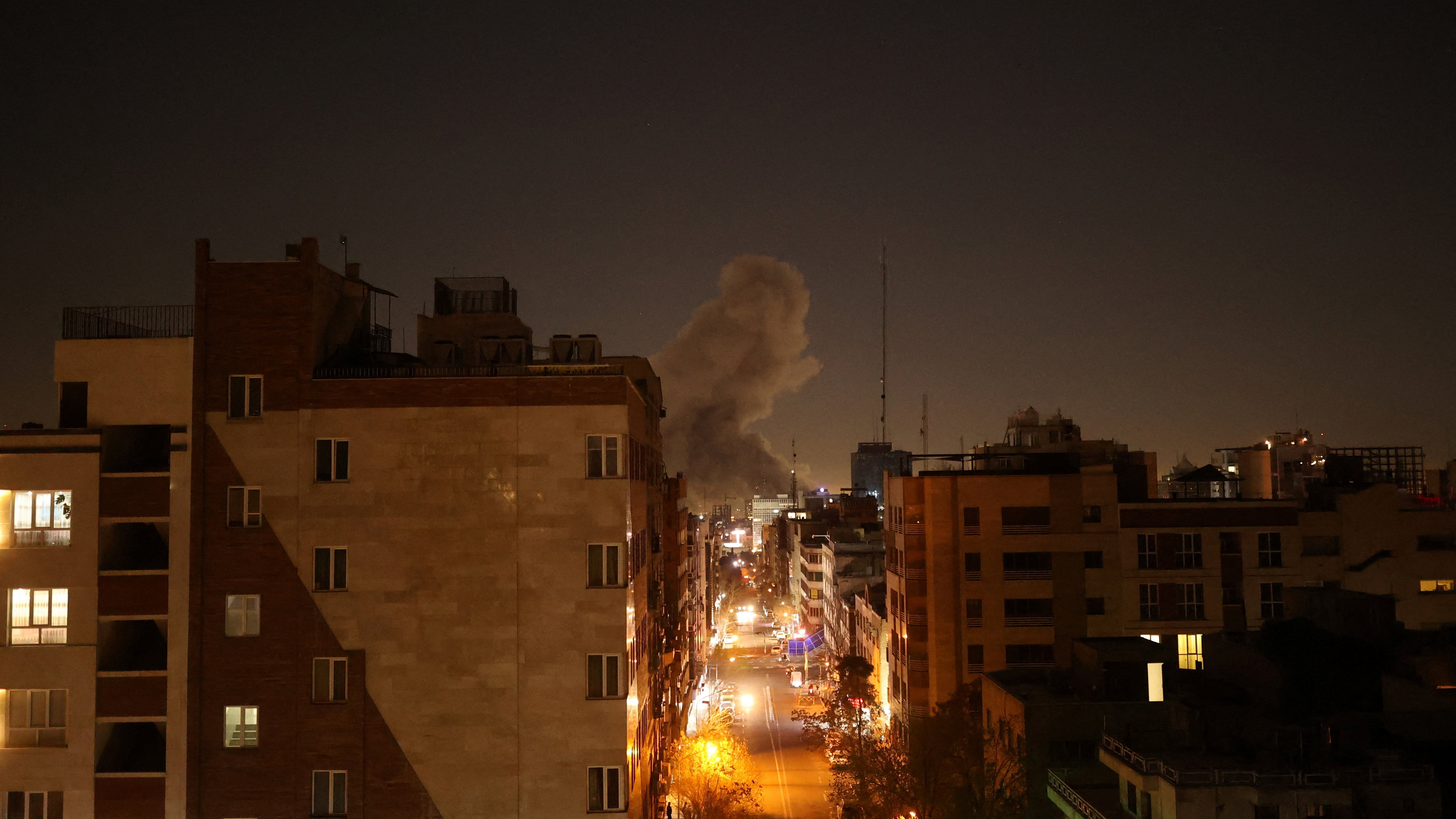 Columna de fume en Teherán tras un ataque.  Majid Asgaripour vía Reuters.