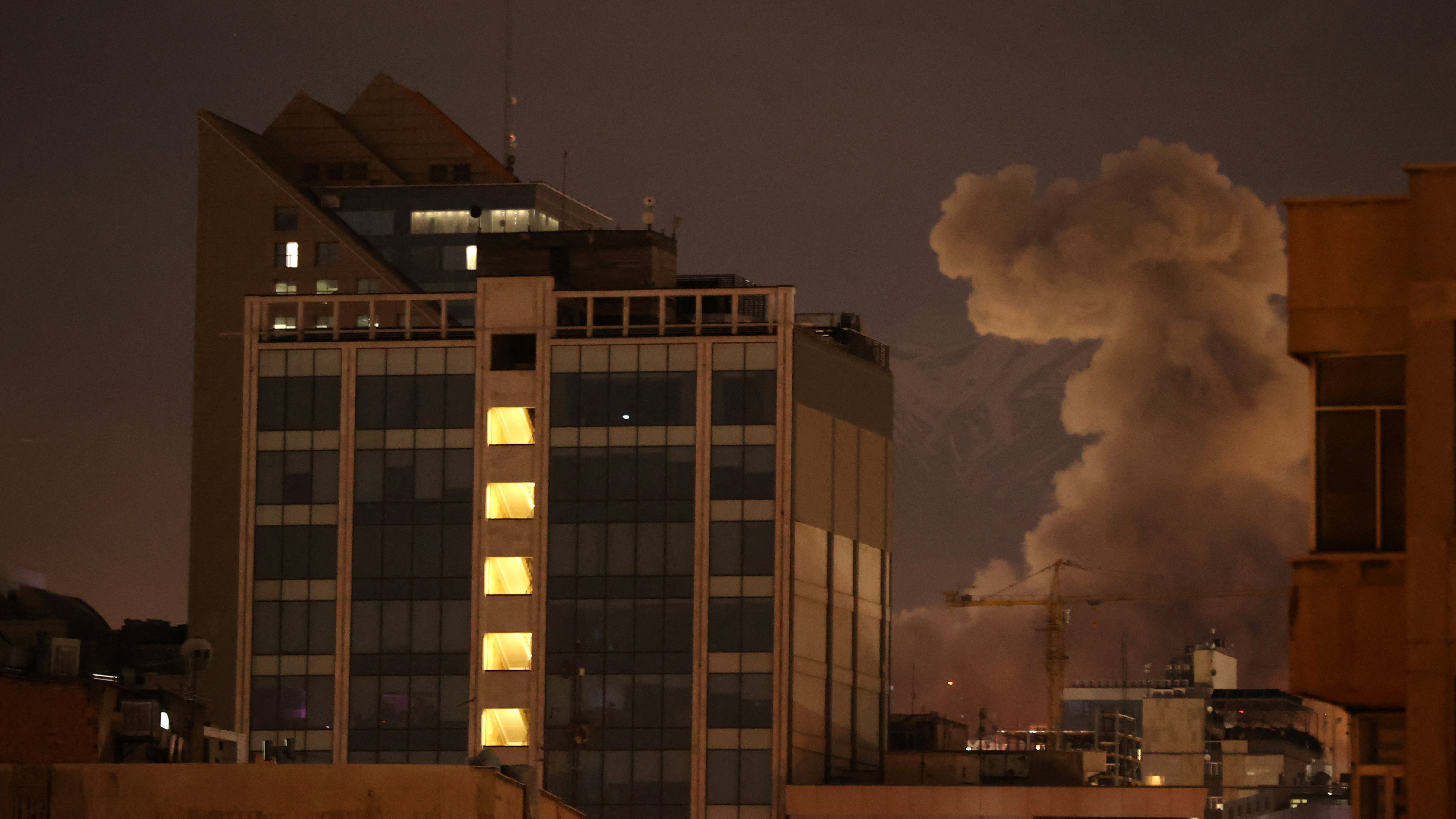 O fume elévase tras unha explosión en Teherán. REUTEURS