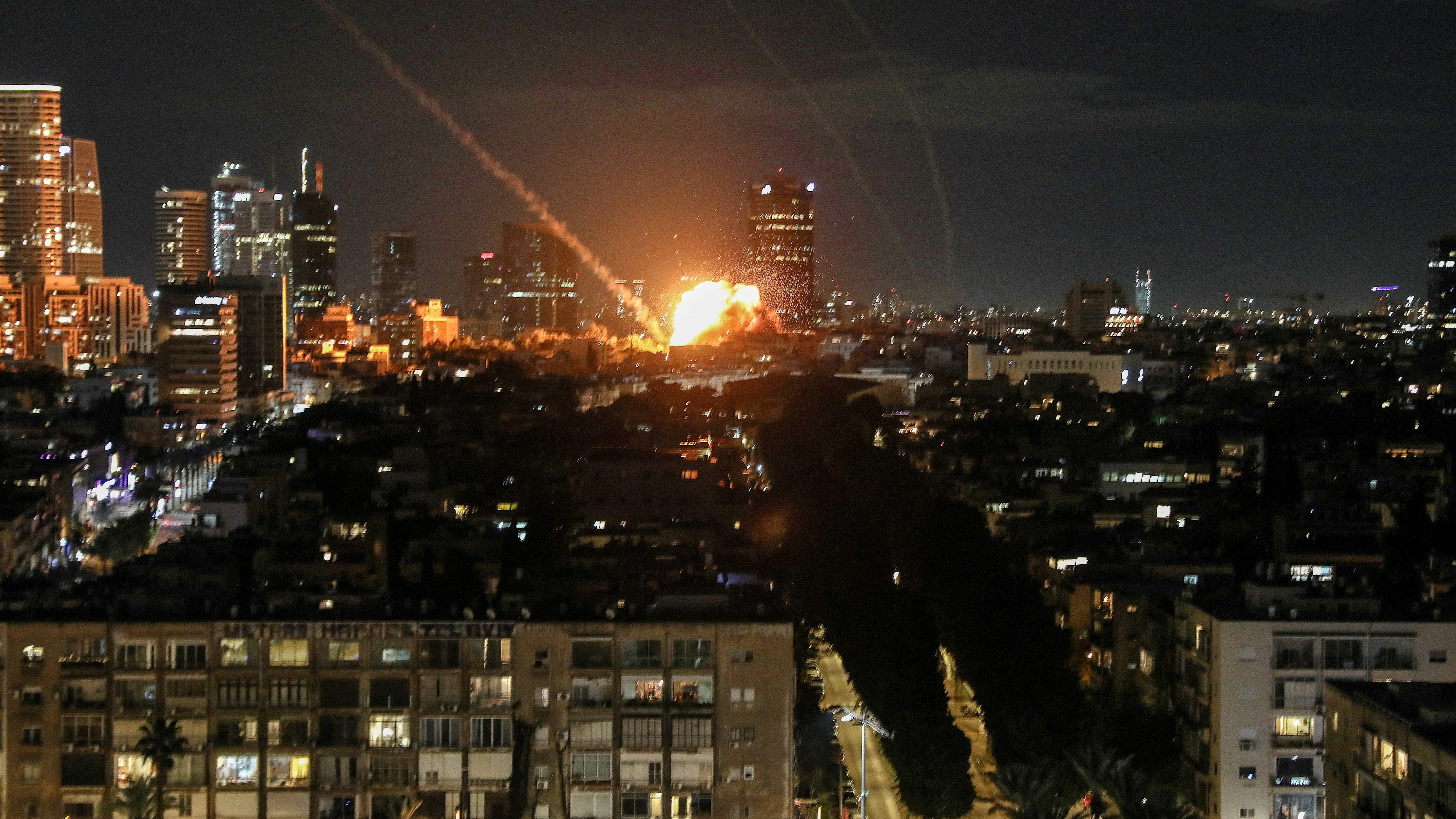 Impacto dun proxectil iraniano en Tel Aviv. REUTERS/Gideon Markowicz.