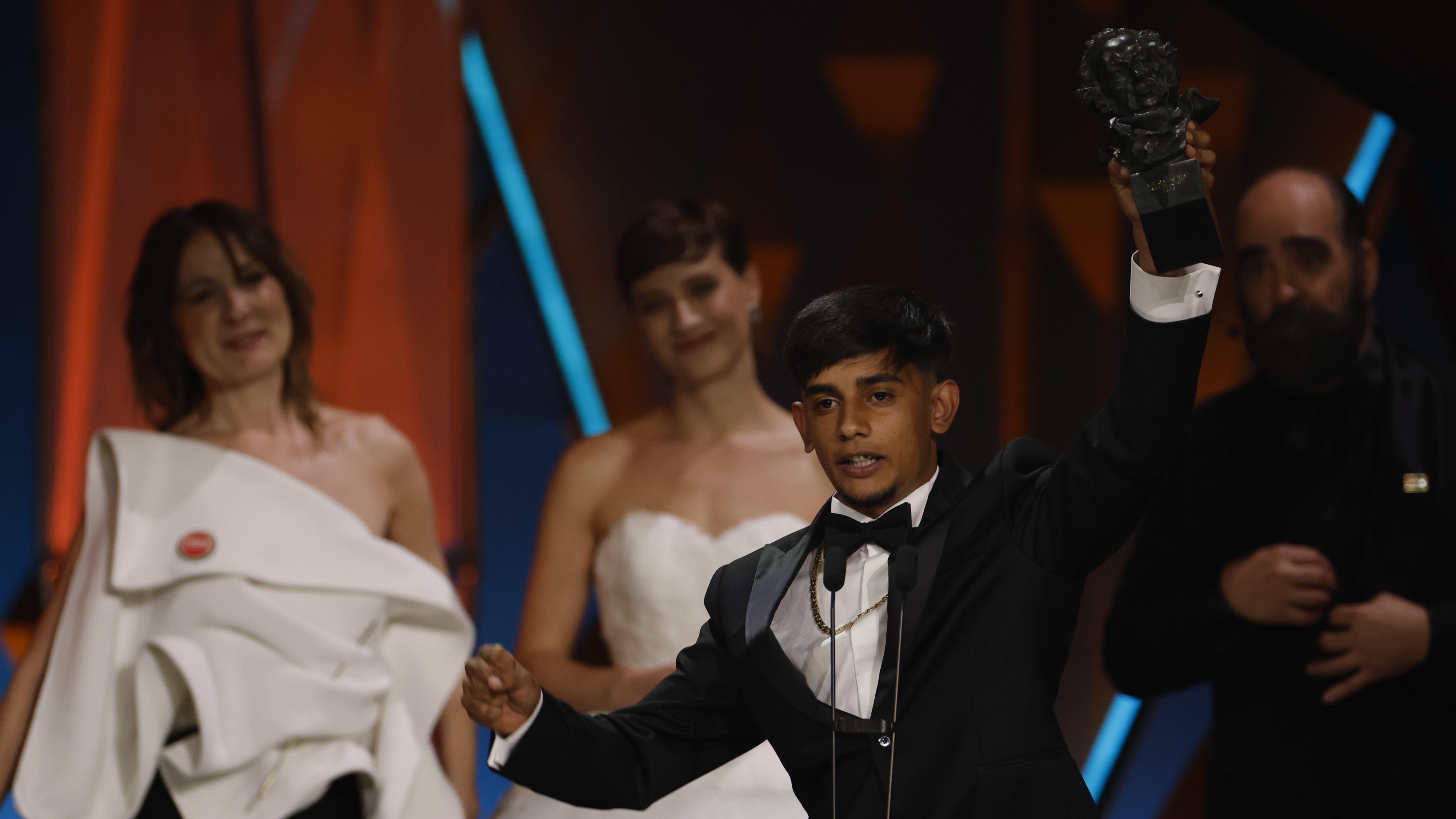 O actor revelación alza o seu Goya. EFE/Alberto Estévez.