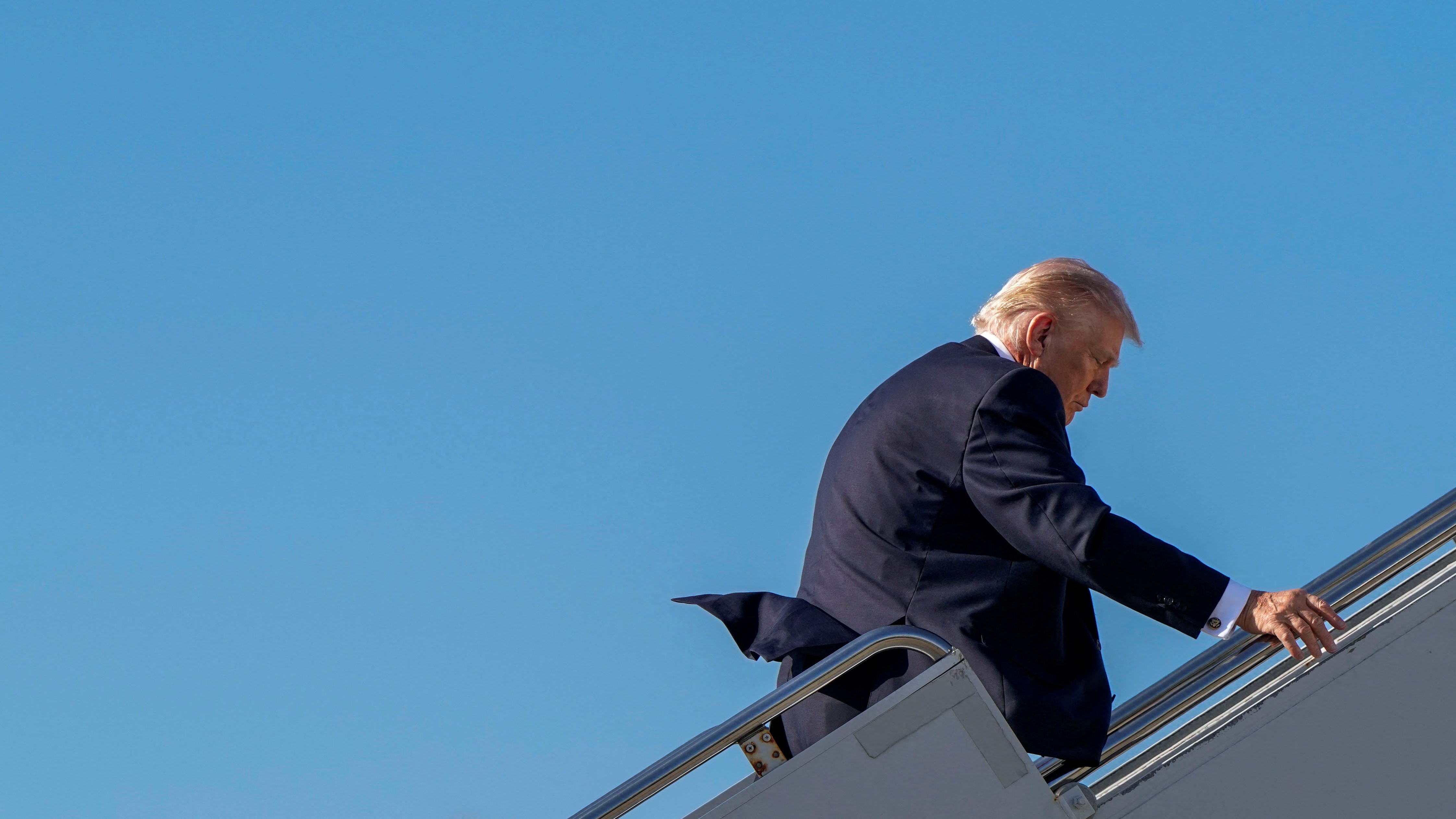 Trump accede ao Air Force One, este domingo na Florida. REUTERS/Elizabeth Frantz