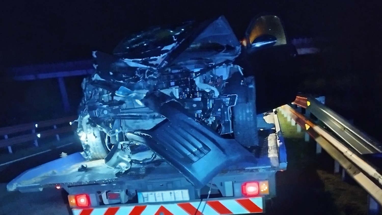 Retirada dun dos vehículos implicados no accidente. O conductor está ingresado no HULA. Foto: Protección Civil de Guitiriz