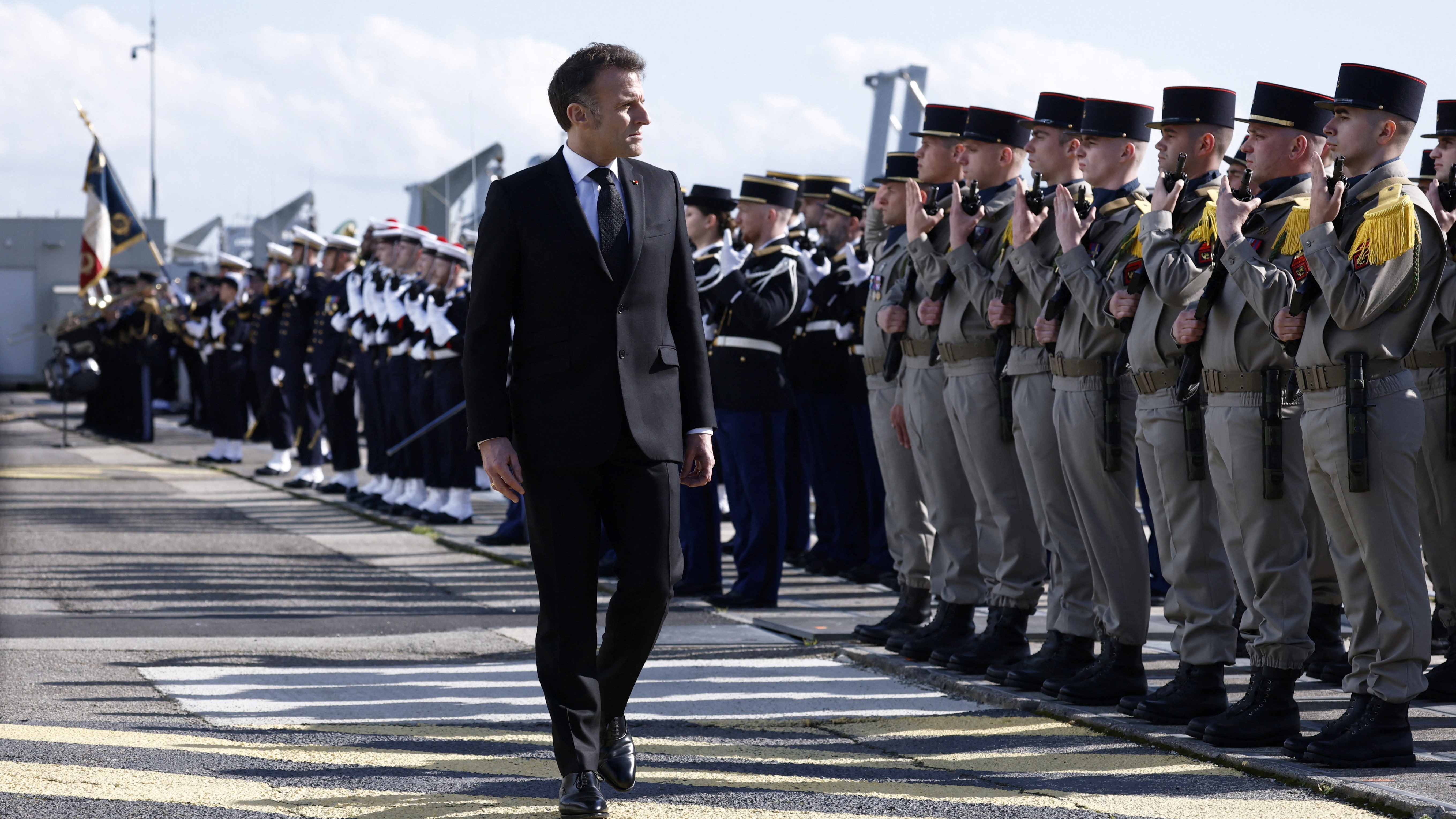 O presidente francés, Emmanuel Macron, durante a visita á base de submarinos nucelares de L'Île Longue (Yoan Valat/pool vía Reuters)