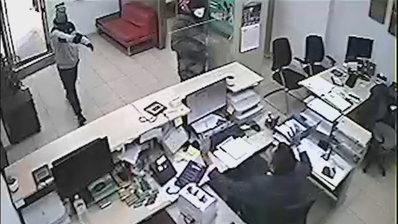 O da sucursal de Cáceres é o último atraco que se lles atribue os dous detidos