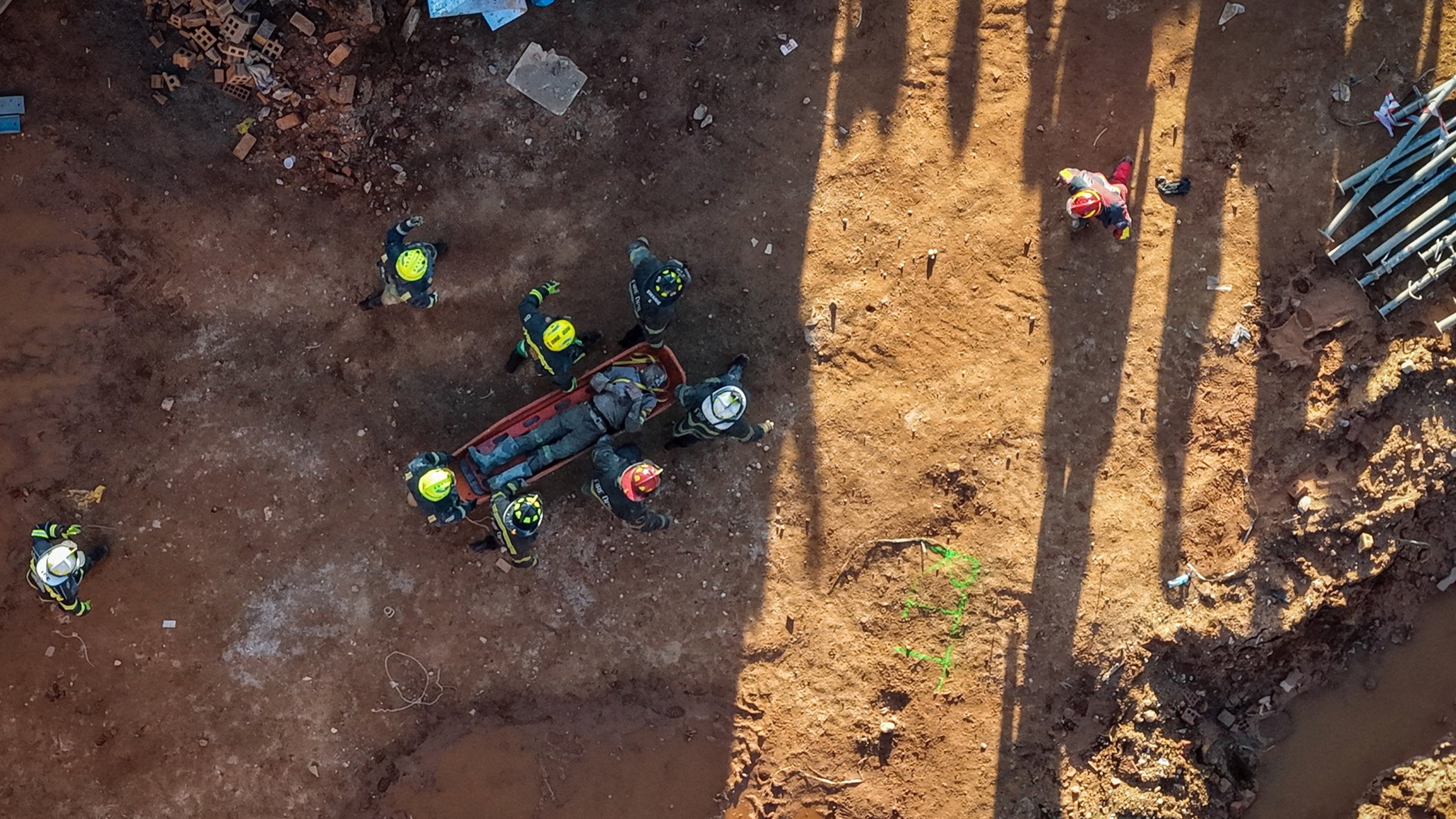 Equipos sanitarios evacúan un dos falecidos tras o derrubamento (Reuters/Shiraaz Mohamed)