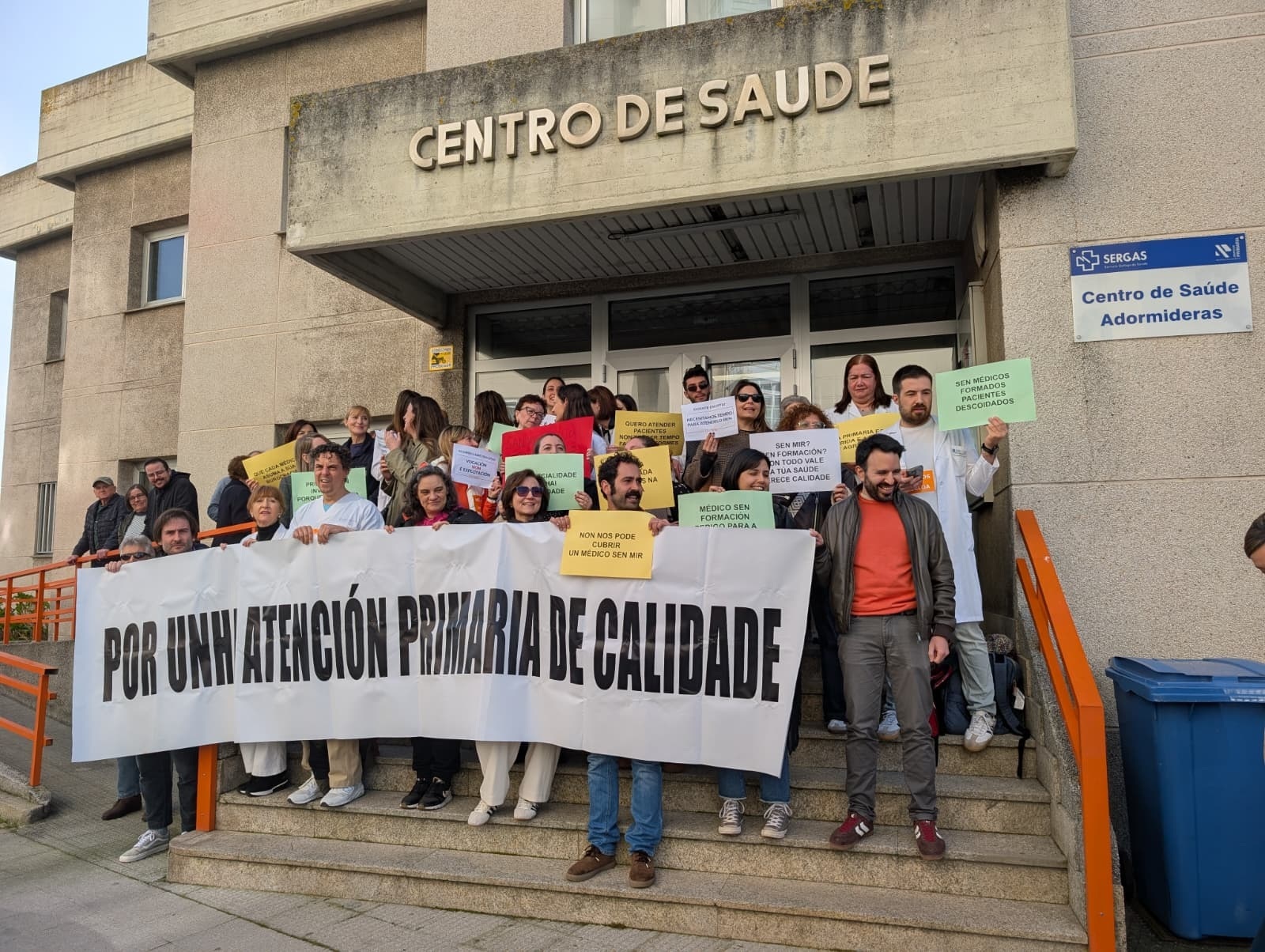 Protesta diante dun centro de saúde da Coruña. Europa Press.