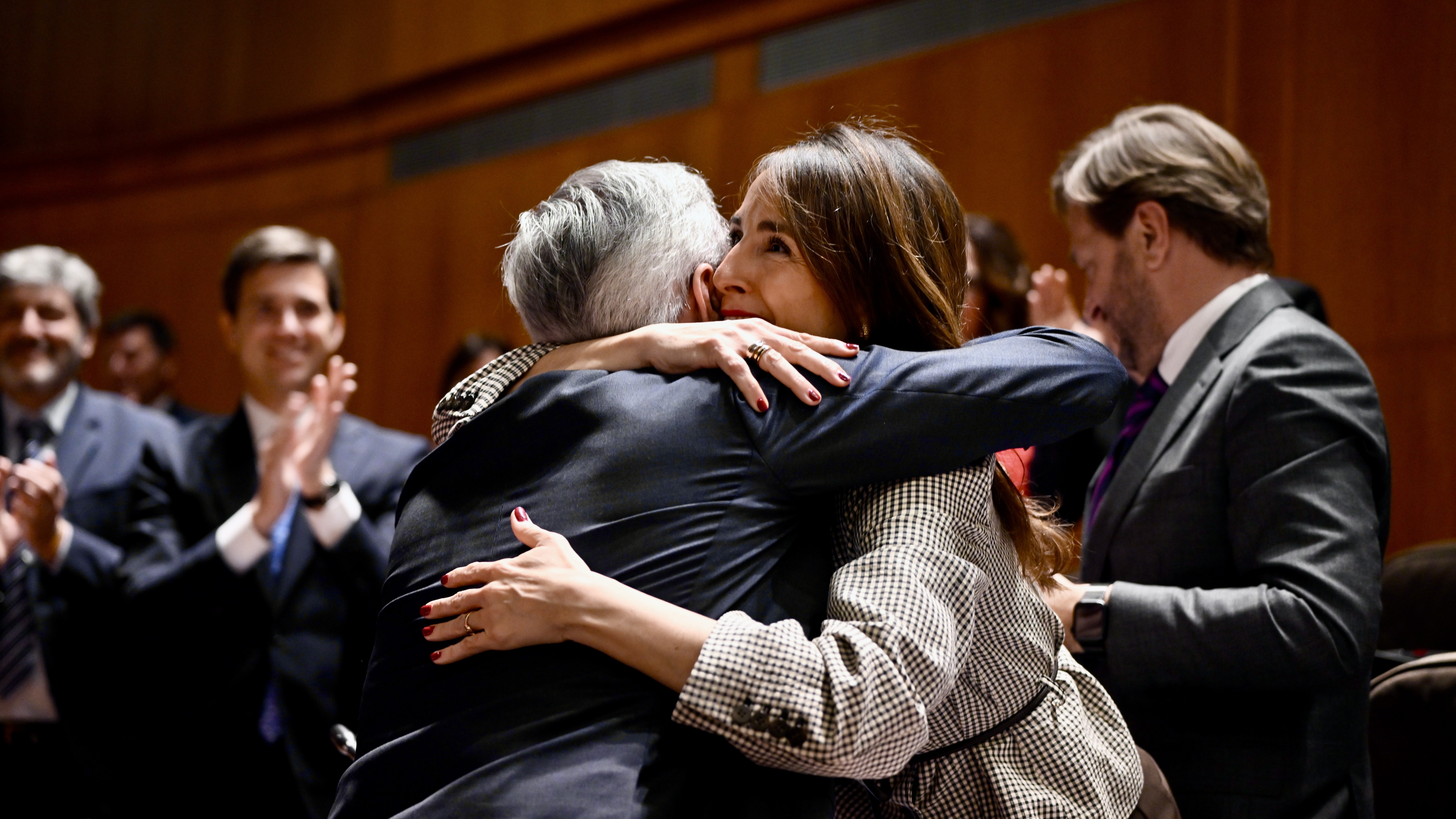 O presidente aragonés, Jorge Azcón, felicita a María Navarro logo de ser elixida (Europa Press/Marcos Cebrián)