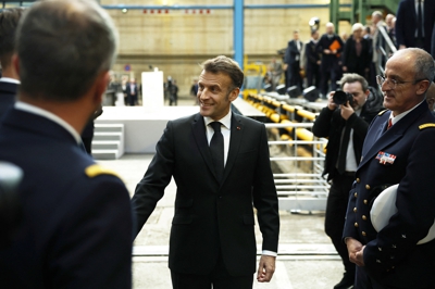 Emmanuel Macron, este luns durante a visita a base naval dos submarinos nucleares de Ile Longue. Yoan Valat /Pool via REUTERS