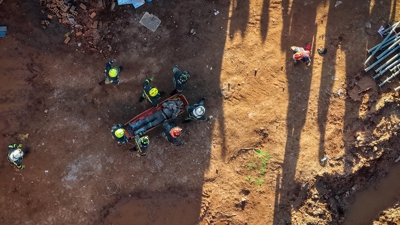 Equipos sanitarios evacúan un dos falecidos tras o derrubamento (Reuters/Shiraaz Mohamed)