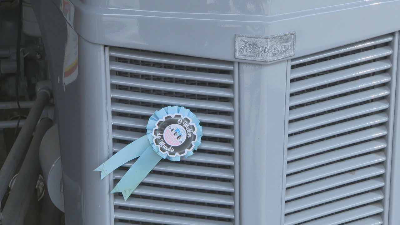 Modelo de Fergusson dos anos 30 coa insignia ao mellor tractor do mundo