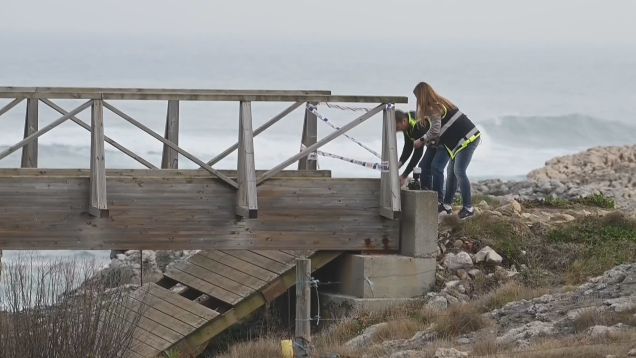 A Policía xudicial investiga as causas polas que se desplomou a plataforma da pasarela