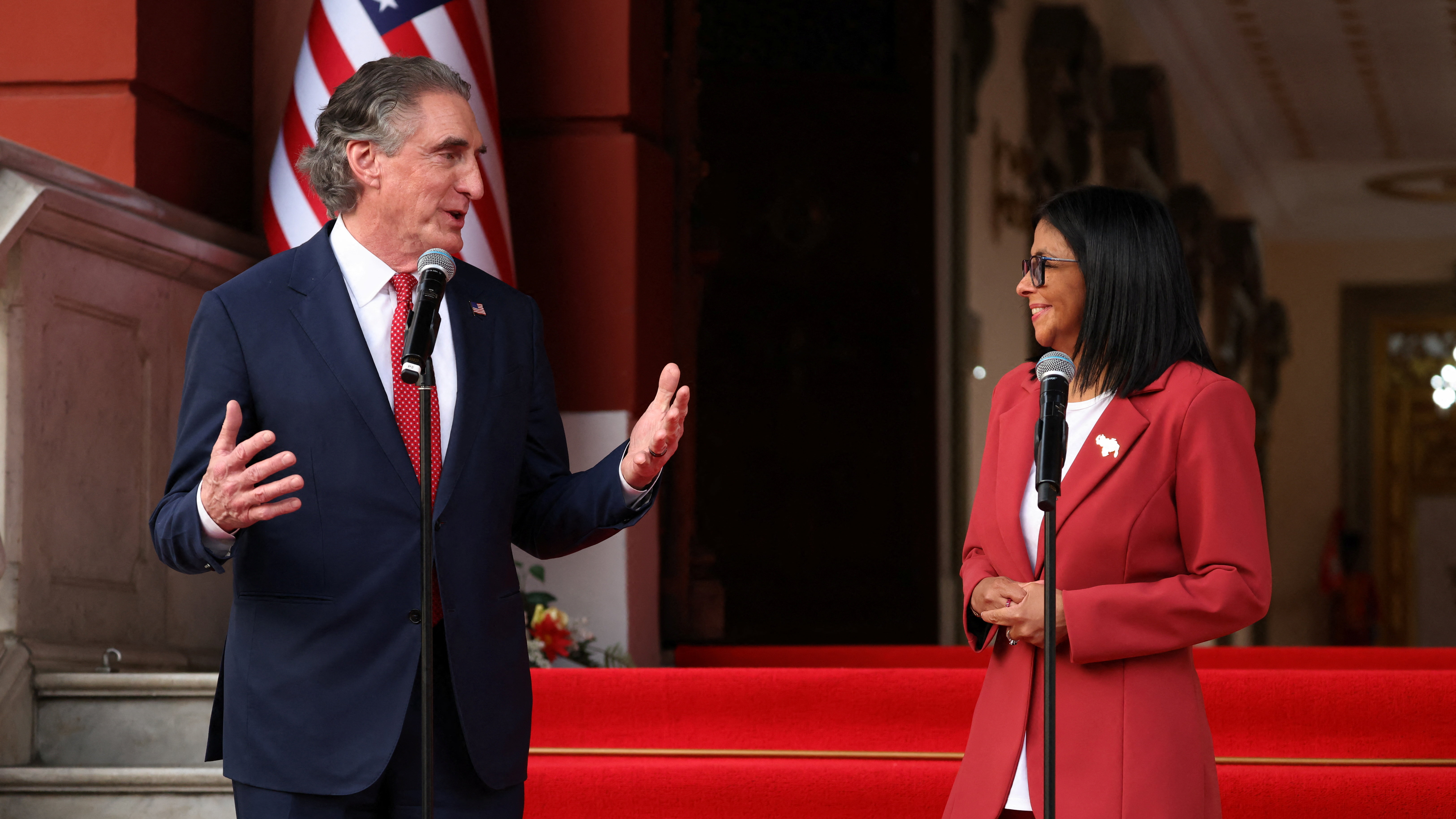 A presidenta interina de Venezuela Delcy Rodríguez, xunto ao secretario do Interior dos EUA Doug Burgum no Palacio de Miraflores, en Caracas (REUTERS/Leonardo Fernández Viloria)