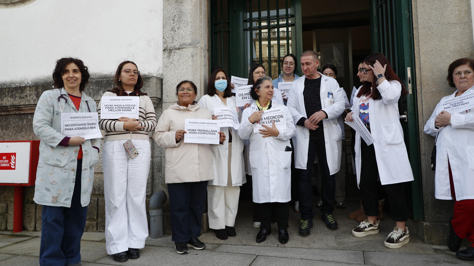 Concentración de médicos de Atención Primaria no centro de saúde da praza de Ferrol, nunha xornada de folga, en Lugo (EFE/Eliseo Trigo)