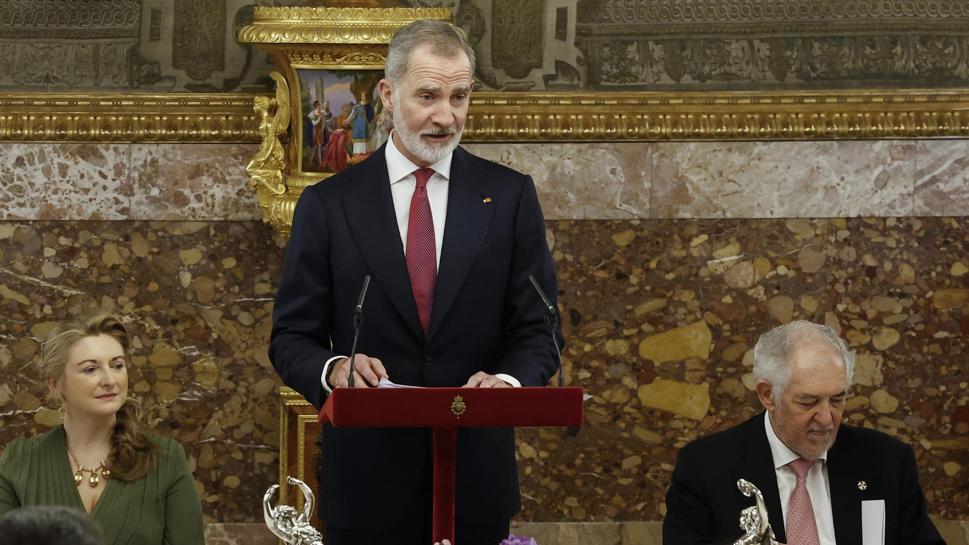 O rei Filipe VI pronuncia un discurso durante o xantar celebrado no Palacio Real en honra aos grandes duques de Luxemburgo. EFE/ Chema Moya