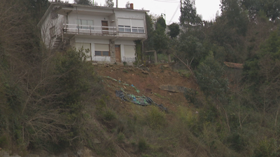 A casa está situada enriba da praia de Lago en Perbes (TVG)