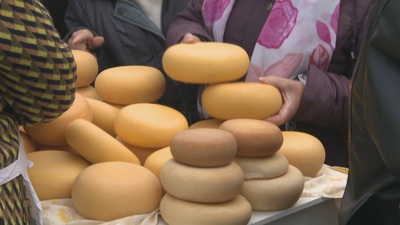 Queixos nun posto da feira