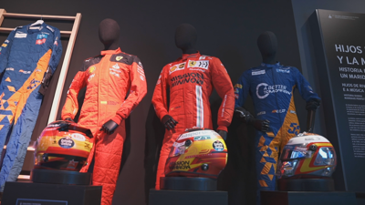 Monos e equipamento real do piloto forman parte da exposición