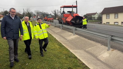Durante a súa visita ás obras na N-550 á altura de Ordes, Blanco estivo acompañado polo alcalde deste municipio, José Luis Martínez Sanjurjo, e o xefe da Demarcación de Estradas do Estado en Galicia, Ángel González del Río. 
