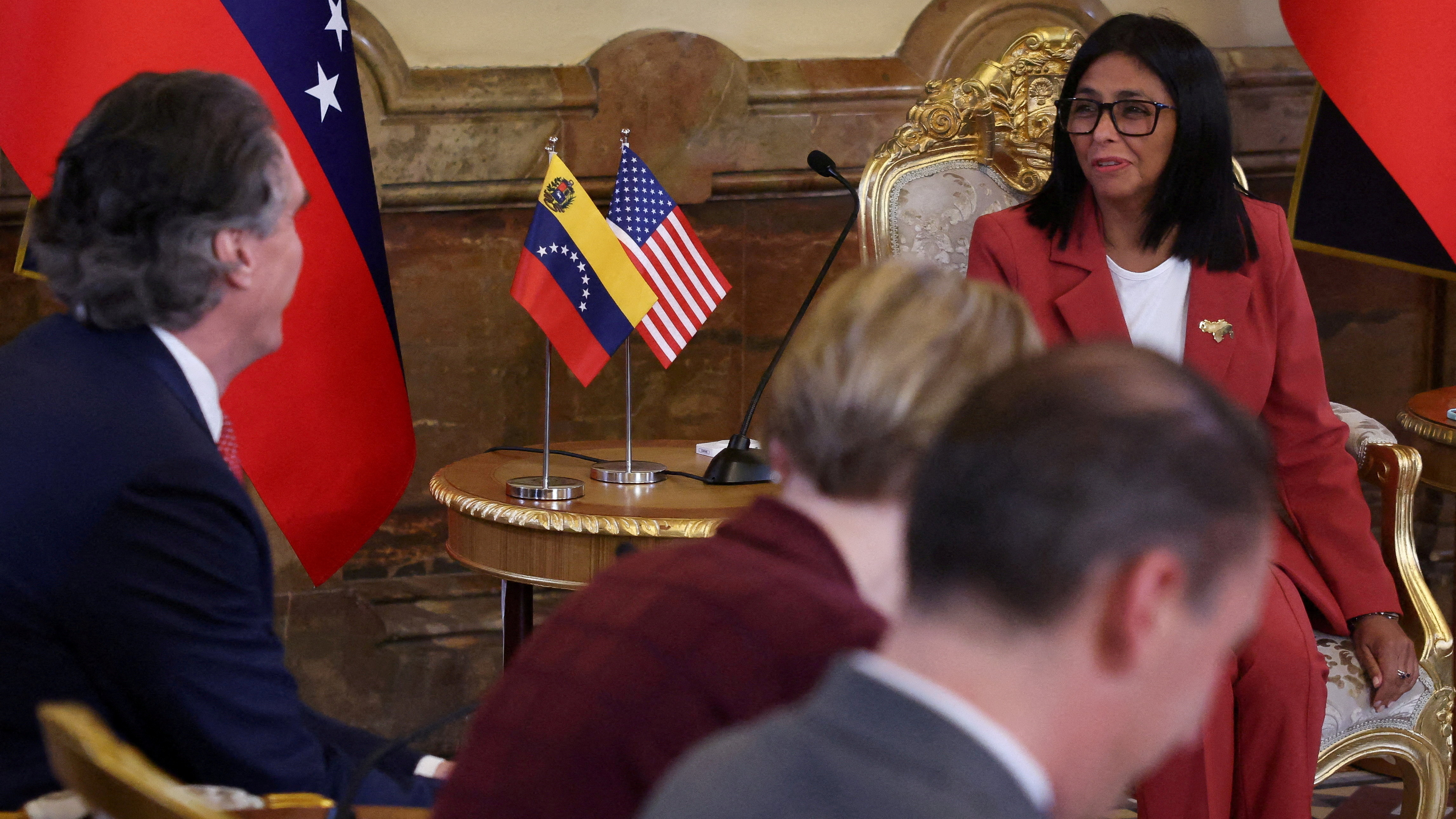 A presidenta interina de Venezuela Delcy Rodríguez, reunida co secretario do Interior dos EUA Doug Burgum, en Caracas, o 4 de marzo de 2026 (REUTERS/Leonardo Fernández Viloria)