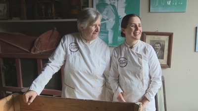 Pilar e Antía representan as dúas últimas xeracións de panadeiras da Pallares
